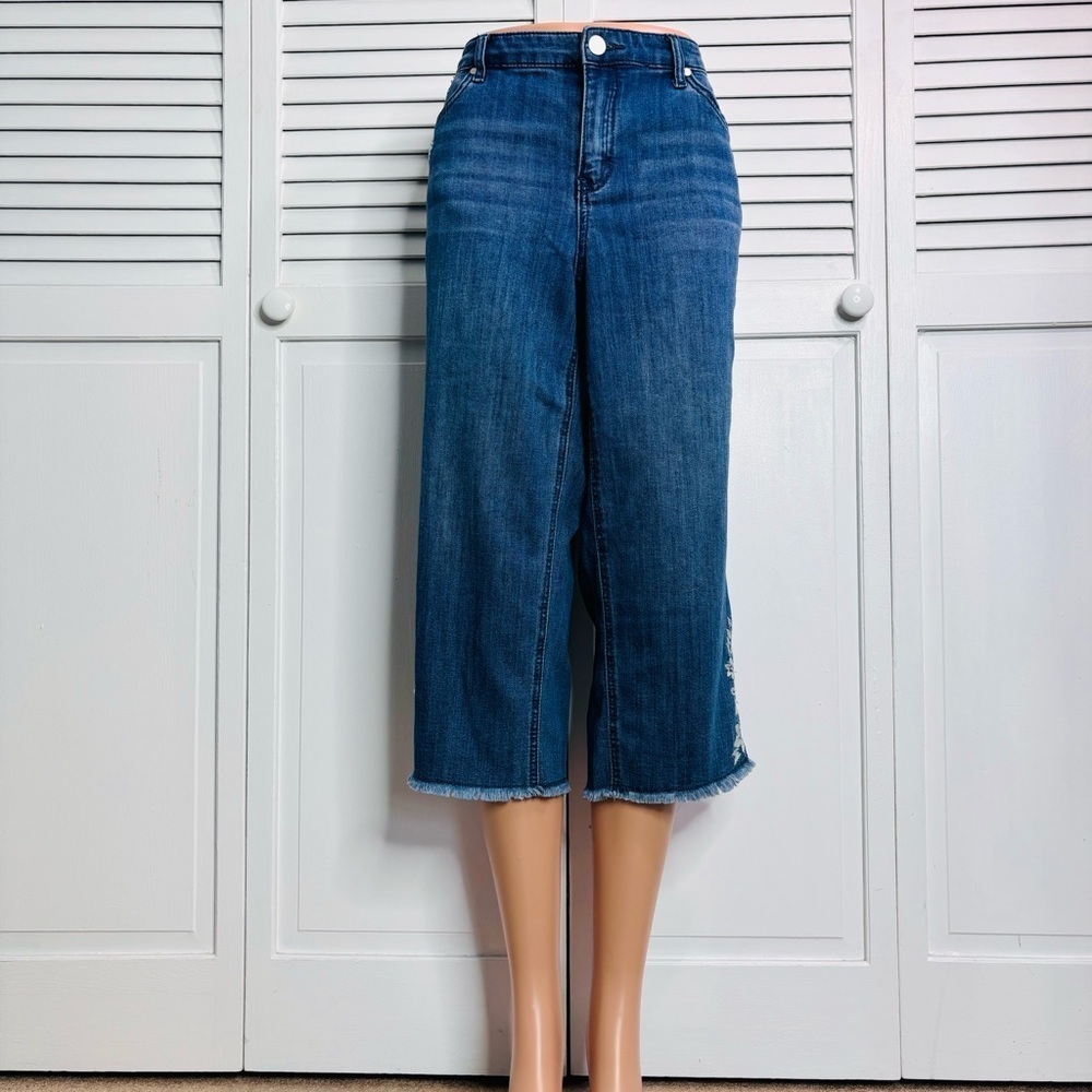 New CHRISTOPHER & BANKS Flower Embroidered Capri Jeans Size 12